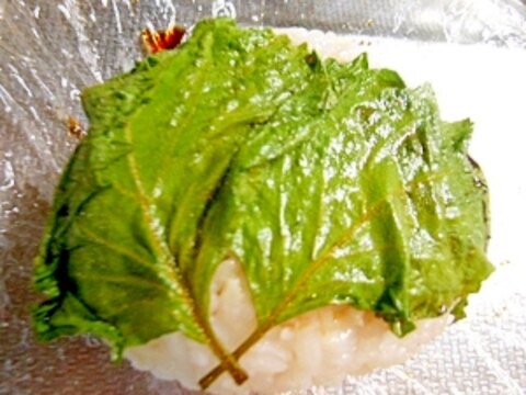 ニンニク醤油に漬けた大葉で巻いたおにぎり～♪